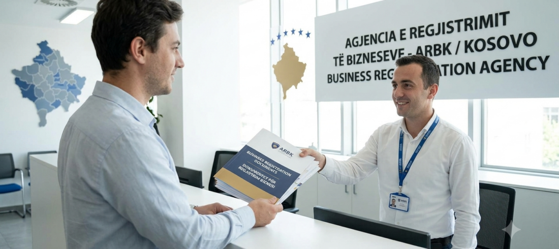Një fotografi e një investitori ndërkombëtar në një zyrë moderne të regjistrimit të biznesit ARBK në Kosovë, duke i dorëzuar një folder dygjuhësh me mbishkrimin 'DOKUMENTET PËR REGJISTRIM BIZNESI / BUSINESS REGISTRATION DOCUMENTS' një zyrtari të buzëqeshur. Shihet një hartë e Kosovës.